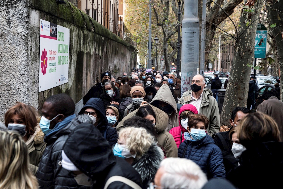 Mascarillas obligatorias al aire libre en las calles más comerciales de Roma