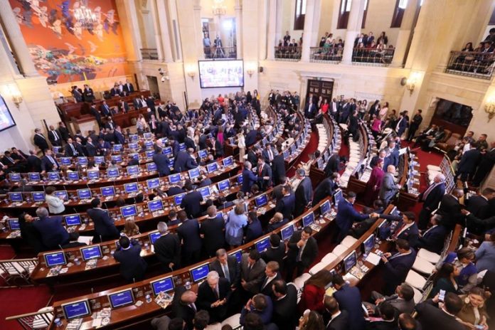 Aprueban ley en Colombia que sanciona a la prensa por denunciar corrupción
