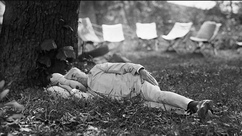 "Se dice que Thomas Edison duerme solo cuatro horas por noche", decía la leyenda publicada con esta foto en 1921. "Eso puede ser cierto, pero ahora sabemos que también duerme durante el día".