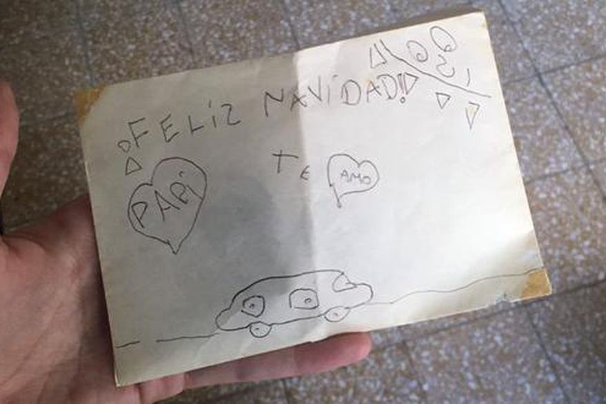 Guardó la carta de Navidad de su hija y se la devolvió 20 años después con un regalo