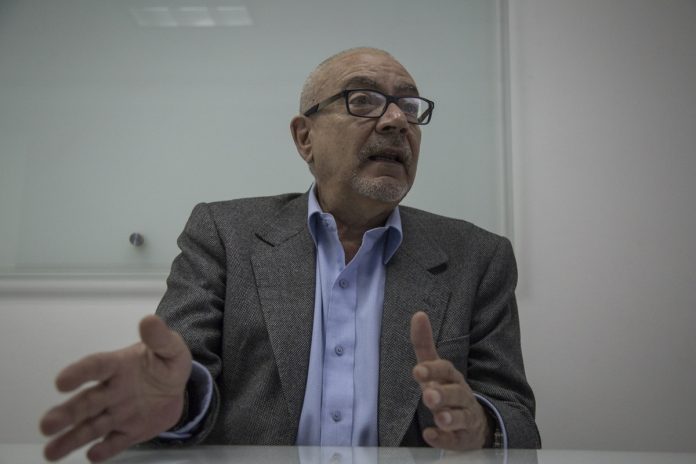 Andrés Caleca, expresidente del CNE lanza su candidatura para primarias de oposición