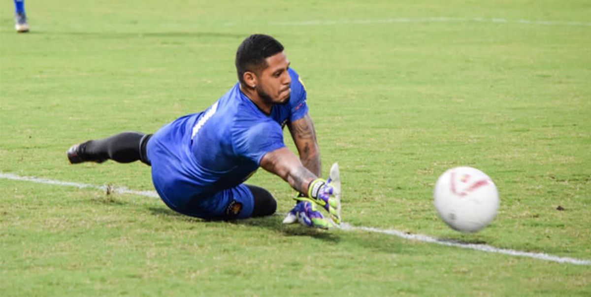 Los arqueros Beycker Velásquez y Cristhian Flores dejan el Caracas FC