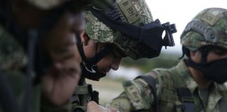 Acusan a militar colombiano de obligar a soldados a comer cigarrillos y su propio vómito