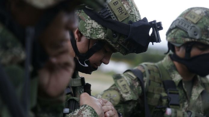 Acusan a militar colombiano de obligar a soldados a comer cigarrillos y su propio vómito