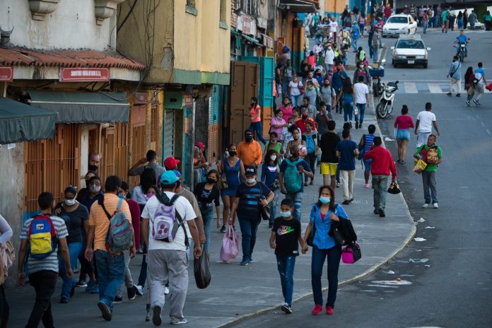 Infectólogo Julio Castro: 80% de las transmisiones de covid en Venezuela son de la variante ómicron Ministerio de Salud espera que aumenten los casos de covid en Venezuela por la ómicron Maduro dijo que la flexibilización podría continuar en enero, pandemia