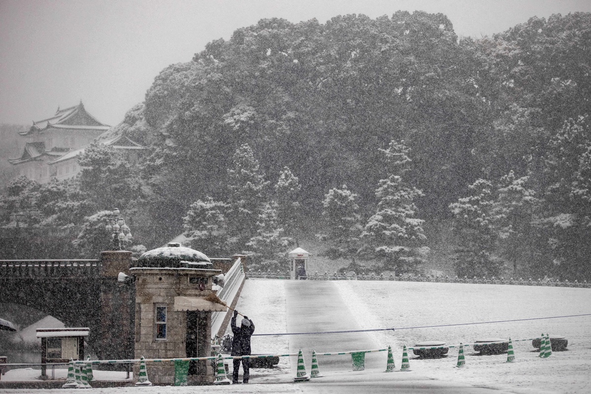 Inusual nevada en Tokio cubre santuarios y obliga a cancelar vuelos