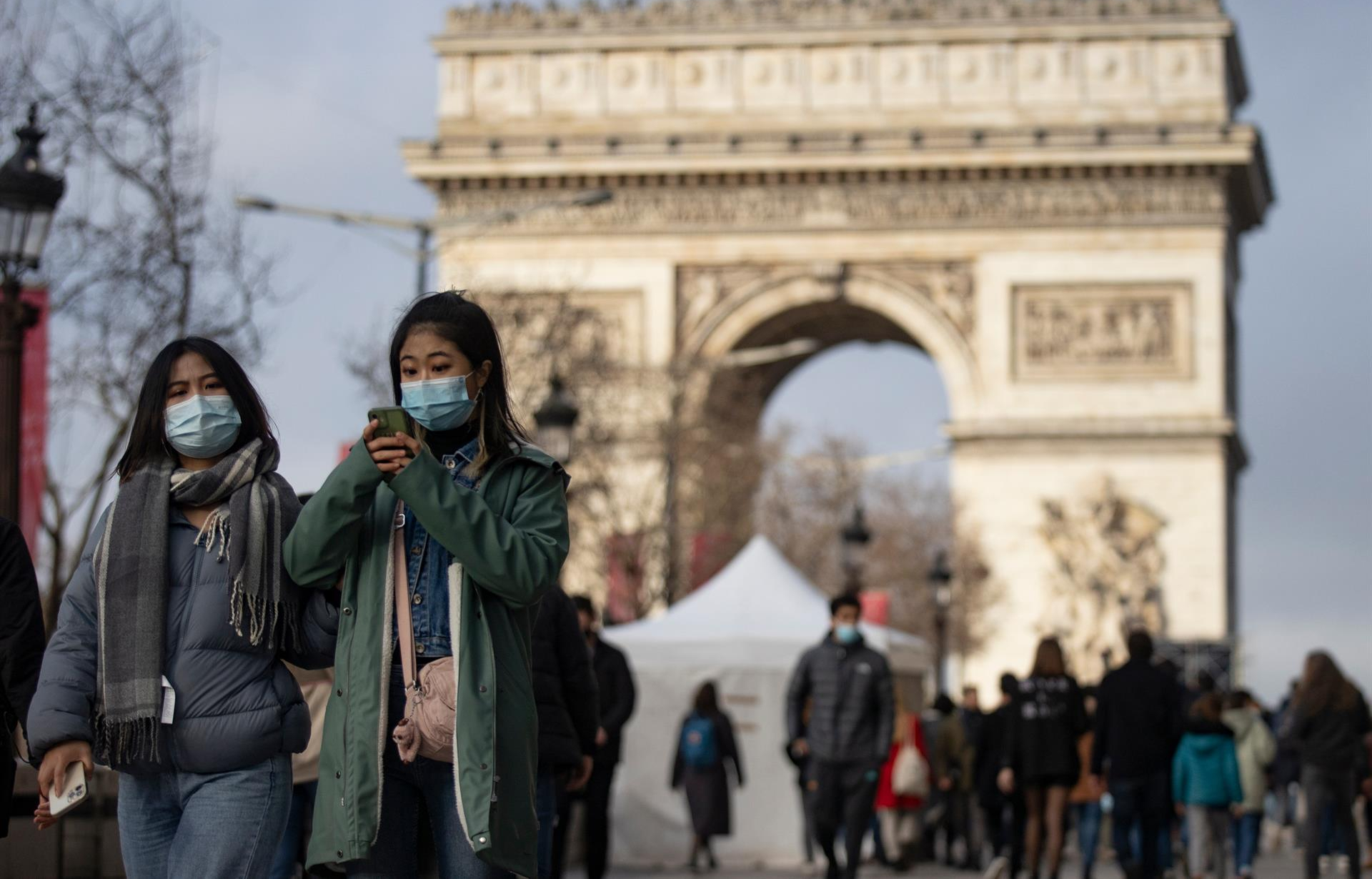 Francia supera un día más los 300.00 contagios de covid-19