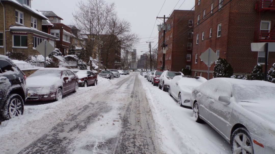 Miles de vuelos cancelados por tormenta de nieve que azota noreste de Estados Unidos