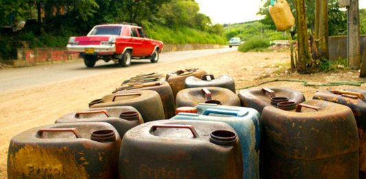 Reuters: Gasolina venezolana vuelve a competir en el mercado negro