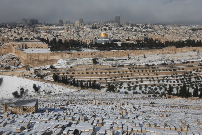 Una fuerte nevada por temporal Elpida cortó los accesos a Jerusalén