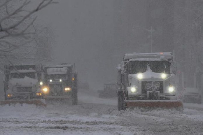 Al menos 21 personas mueren atrapadas en coches por tormenta de nieve en Pakistán