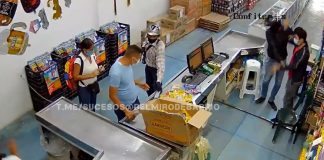 Sujetos armados robaron un comercio en Caricuao: exigían dólares de 100