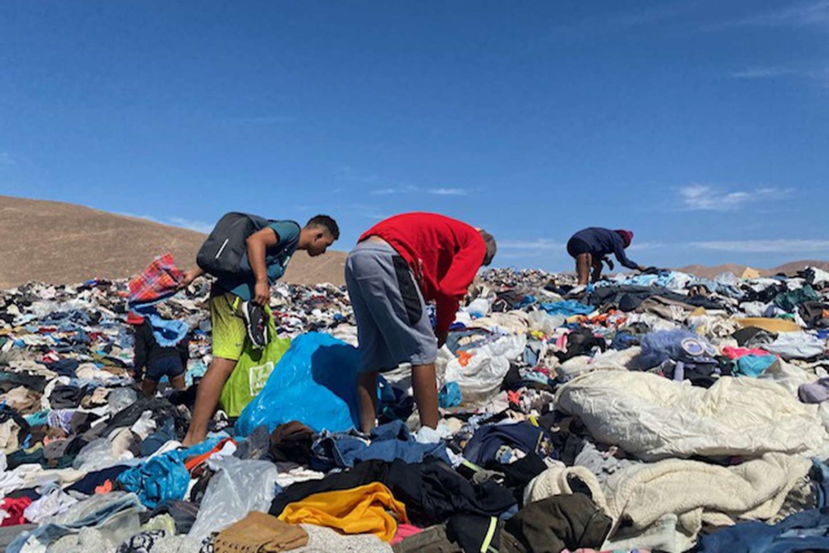 Migrantes venezolanos recogen prendas en el «basural de ropa» del desierto de Atacama