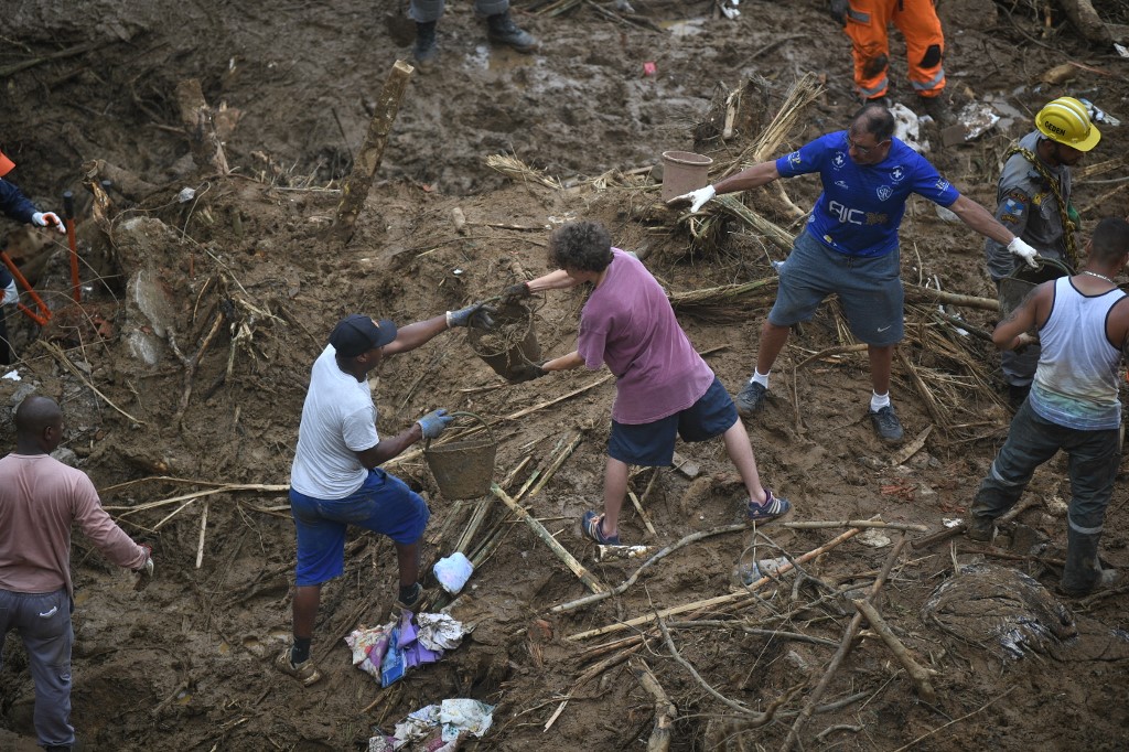 Rescatistas continúan recuperando cuerpos tras deslaves en Brasil