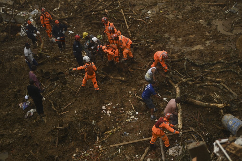 Rescatistas continúan recuperando cuerpos tras deslaves en Brasil