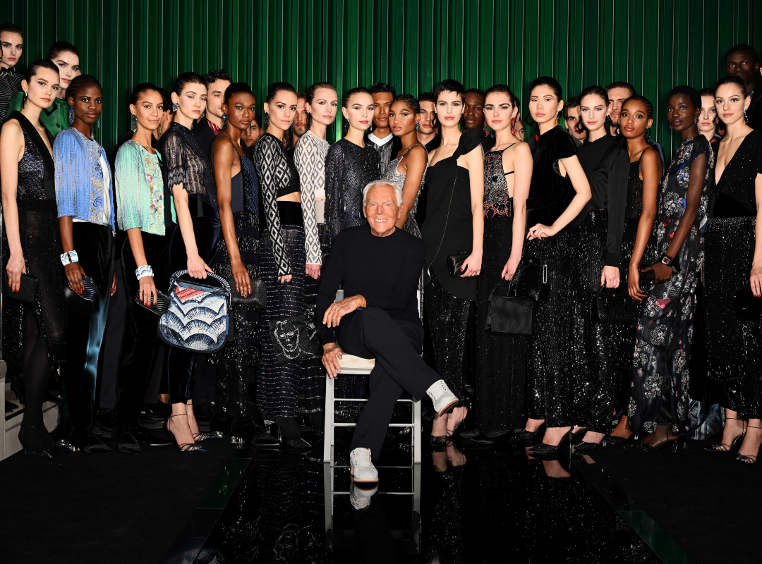 Armani se solidariza con Ucrania con desfile en absoluto silencio