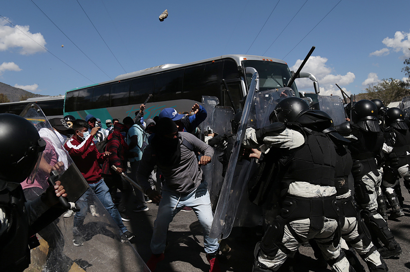 Estudiantes de Ayotzinapa chocan con Guardia Nacional de México en protesta