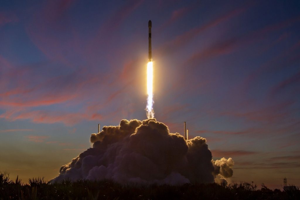 Despegó de Florida un cohete de SpaceX con un satélite de vigilancia italiano