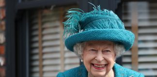 La reina Isabel II, positivo para covid-19, pero con "síntomas leves"