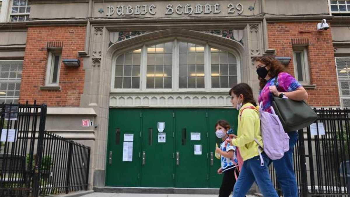 Nueva York retira uso de mascarilla en escuelas y prueba de vacuna en interior