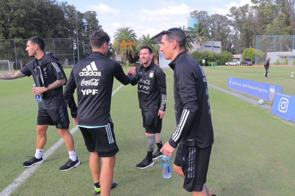 Messi arriba a Argentina y se alista para partido ante Venezuela