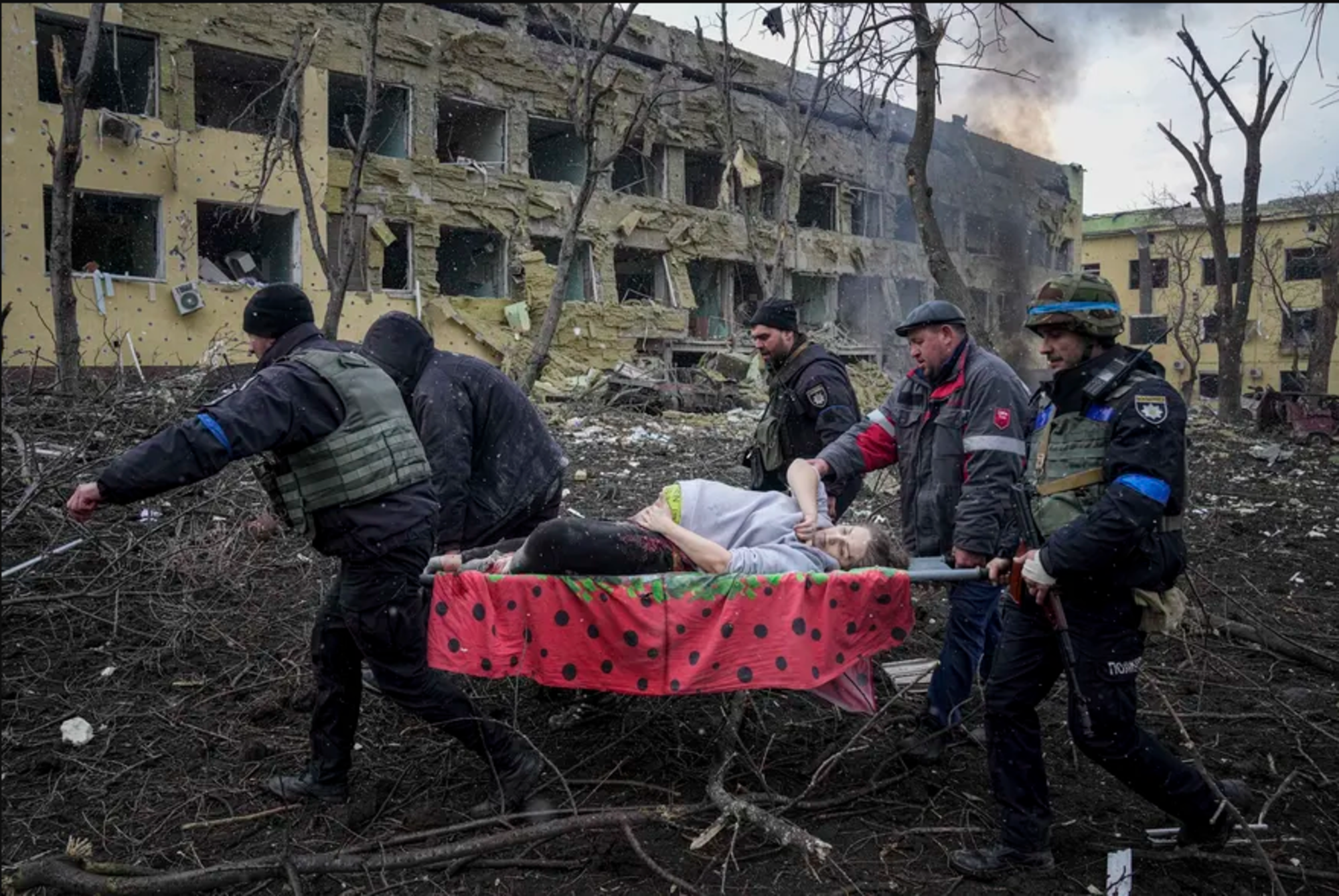 Guerra en Ucrania: una mujer embarazada y su bebé murieron tras el bombardeo de Rusia al hospital de Mariúpol donde ella iba a dar a luz