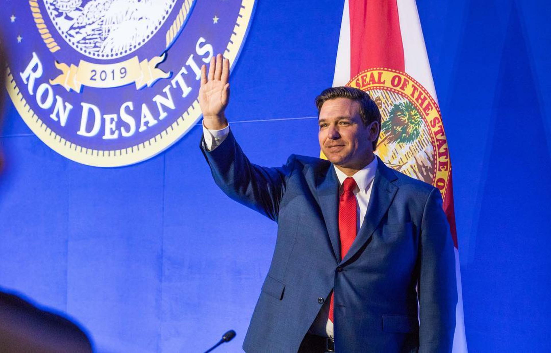 Gobernador de Florida carga contra Biden por visita de delegación a Venezuela