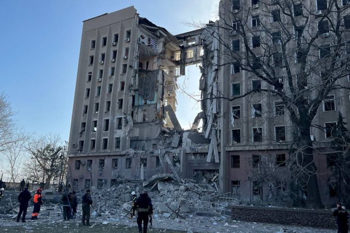Al menos siete muertos en ataque ruso a sede de gobierno de ciudad ucraniana de Mikolaiv