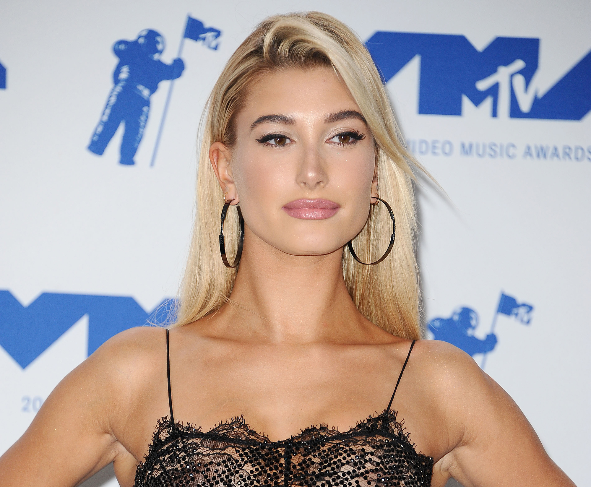 Hailey Baldwin, la esposa de Justin Bieber, fue hospitalizada por un coágulo en el cerebro