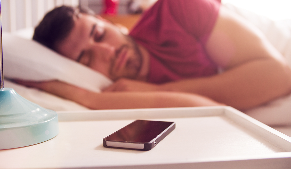 Estas son las consecuencias para la salud de dormir con el celular