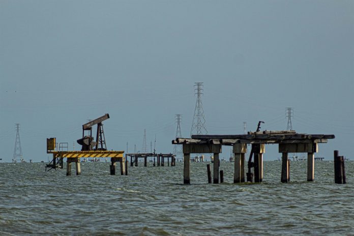 El lago de Maracaibo colapsará si no se evitan los derrames petroleros