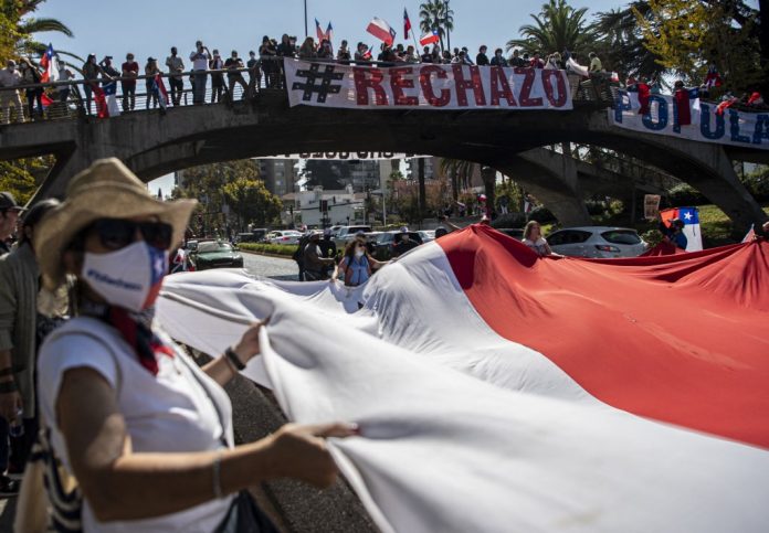 Decenas de personas se manifiestan en Chile por el rechazo de la nueva Constitución