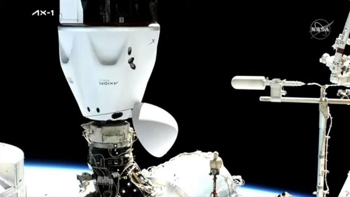 La primera misión privada al espacio se acopla a la Estación Espacial Internacional