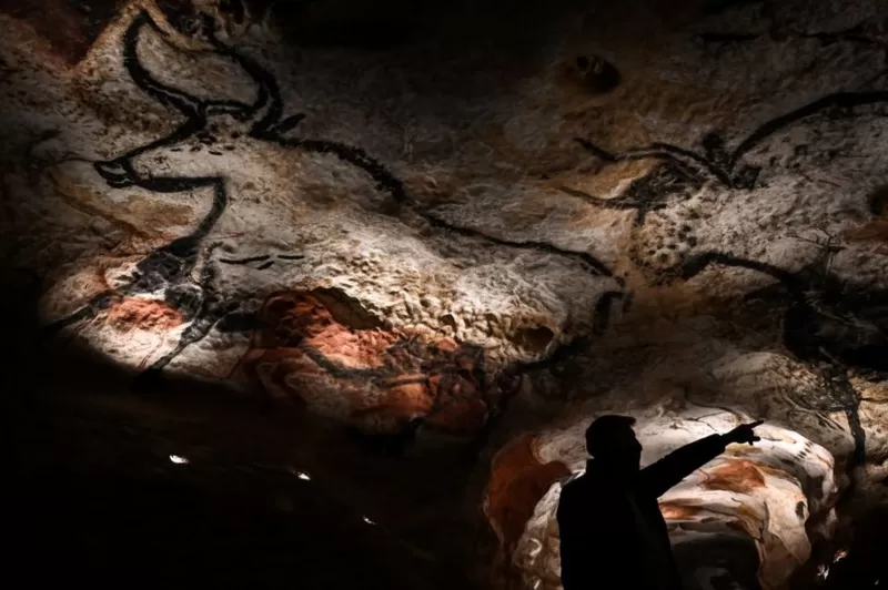 Esta cueva en Montignac, en el suroeste de Francia, es una réplica de Lascaux. La original se cerró al público en 1963 | PHILIPPE LOPEZ/GETTY IMAGES