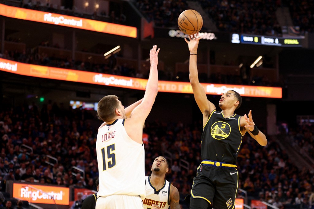 Warriors arrollan a Nuggets en arranque de playoffs de NBA: Wolves, Sixers y Jazz avanzan