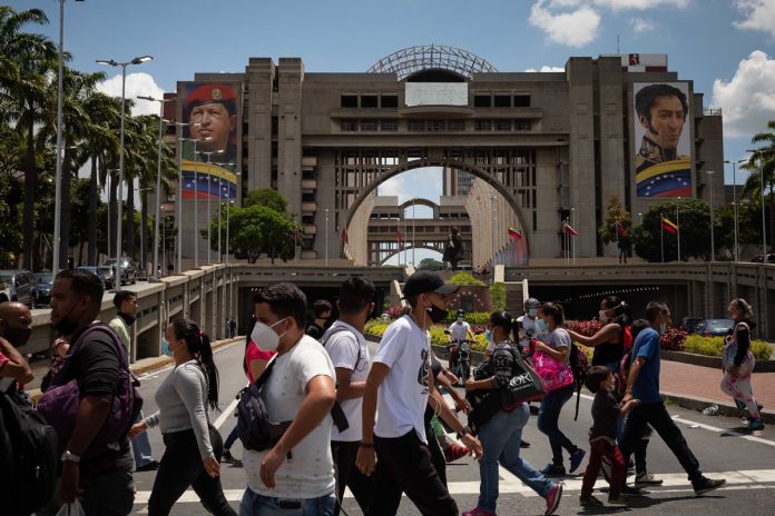 Chavismo cambió la bandera, el escudo y el himno de Caracas