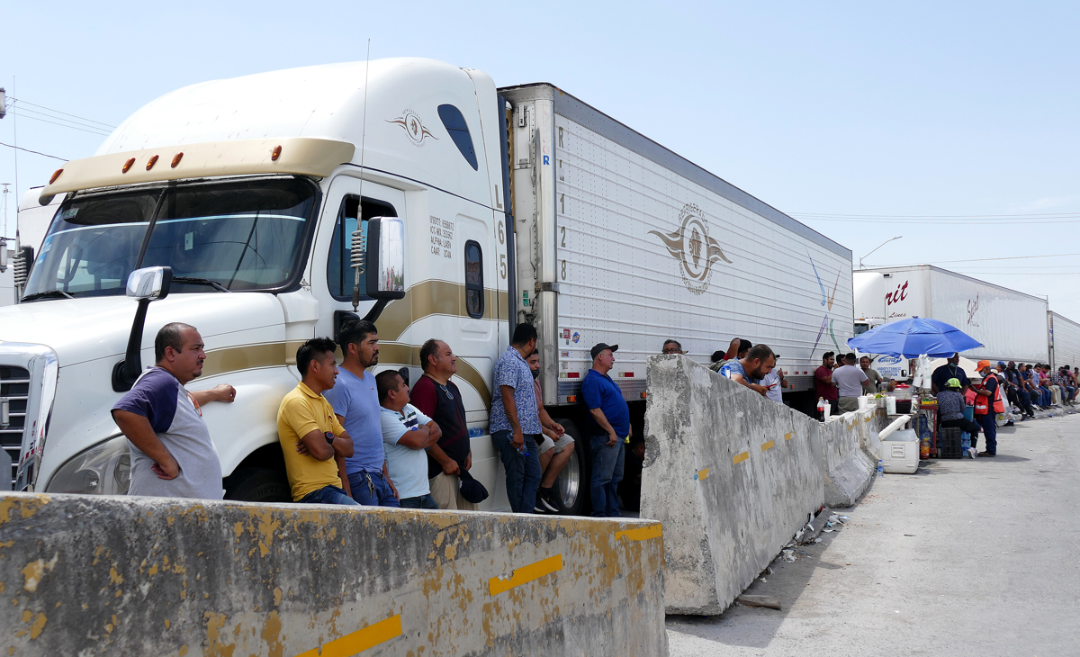 Transportistas mexicanos bloquean puente internacional entre México y EE UU