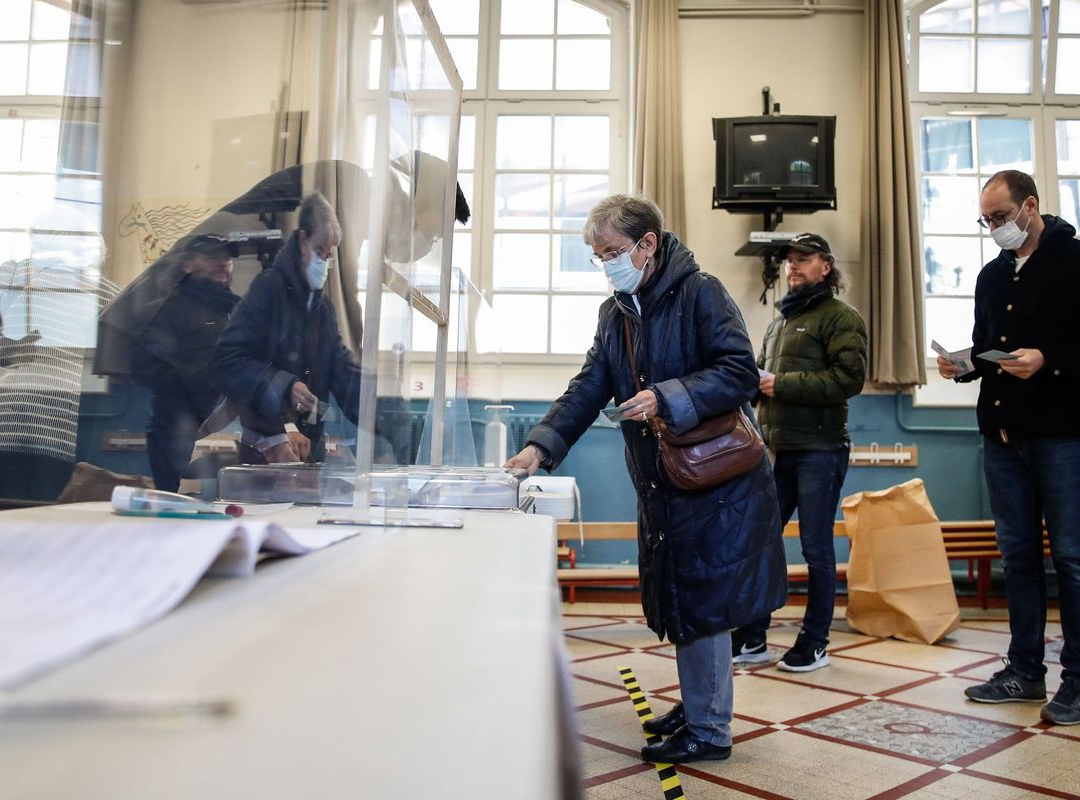 Elecciones en Francia: reportan baja participación en el proceso