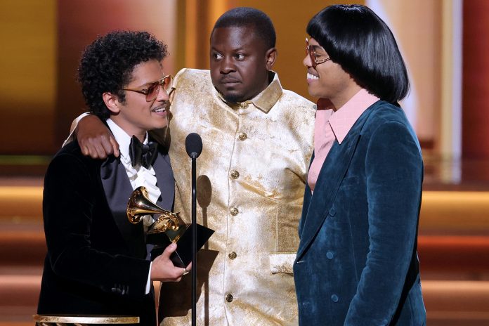 Jon Batiste y Silk Sonic triunfaron en los Grammy