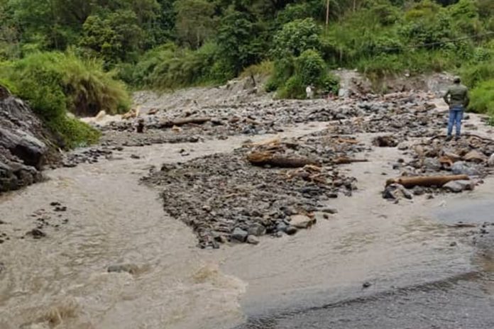 Se desbordó el río Montalbán en Mérida por fuertes lluvias