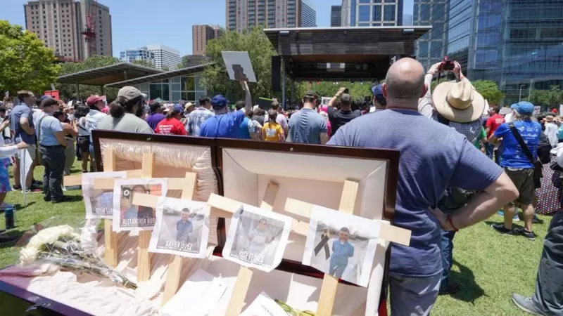 Manifestantes rinden homenaje a las víctimas del tiroteo | Getty