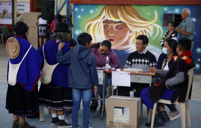 Cerraron colegios electorales en Colombia