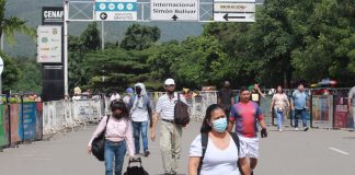 Paso por el Puente Internacional Simón Bolívar habilitado para quienes van votar en Colombia