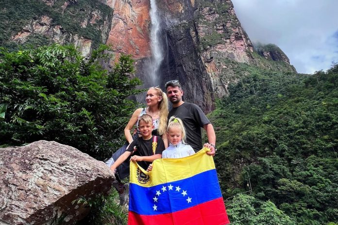 Una familia de Rumania viajó a Venezuela para conocer Canaima: “Cuando lo miras por primera vez te quedas sin palabras. Parece irreal”