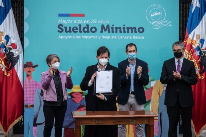 Boric promulgó la histórica alza del salario mínimo en Chile