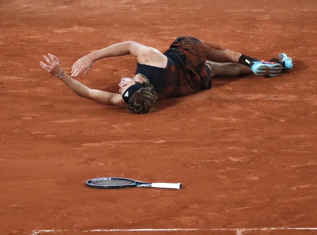 Zverev apunta a una rotura de ligamentos tras torcerse el tobillo ante Nadal