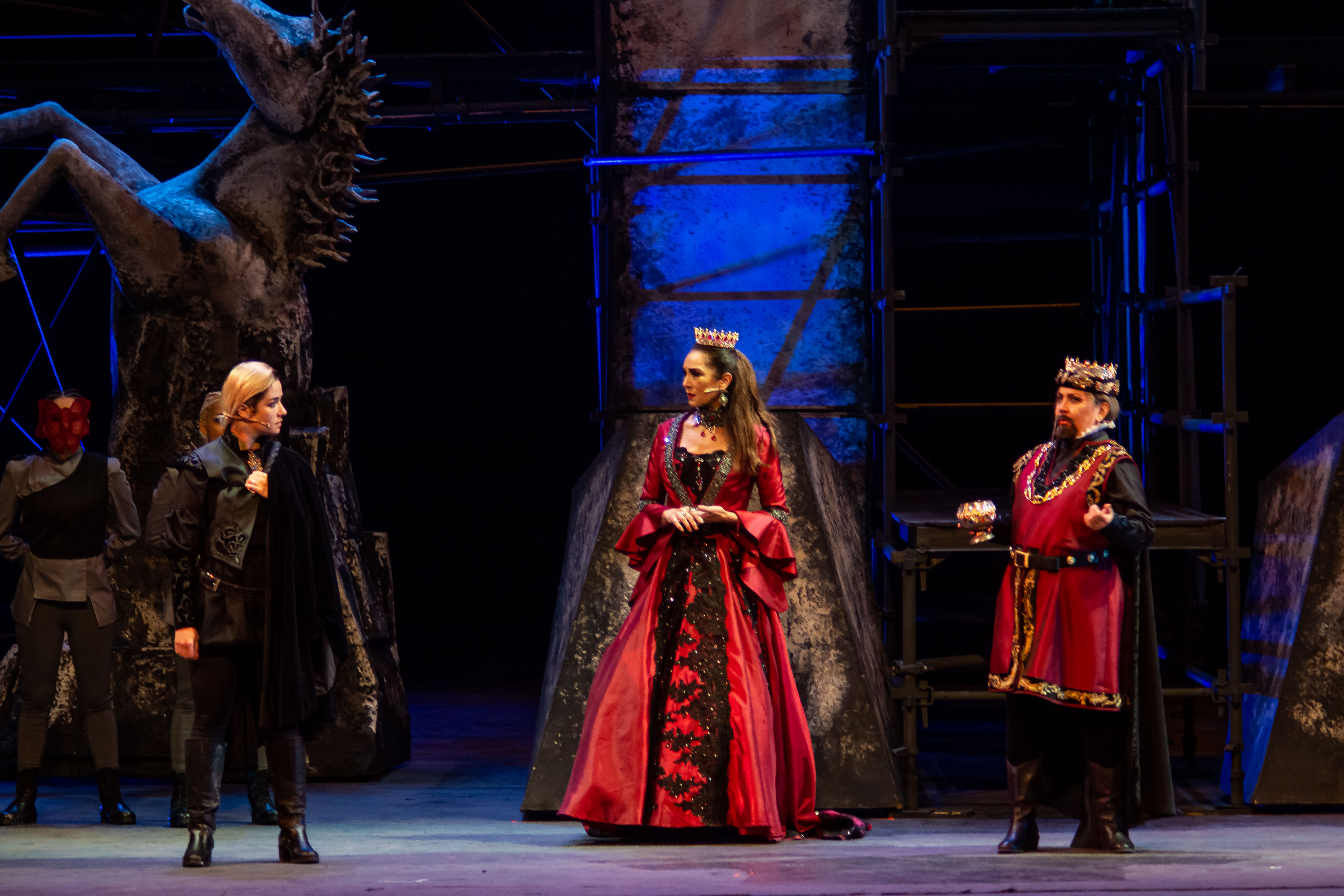 Daniela Alvarado (Hamlet), Nohely Arteaga (Gertrudis) y Elba Escobar (Claudio) en una escena de la obra. Foto de Hiram Vergani