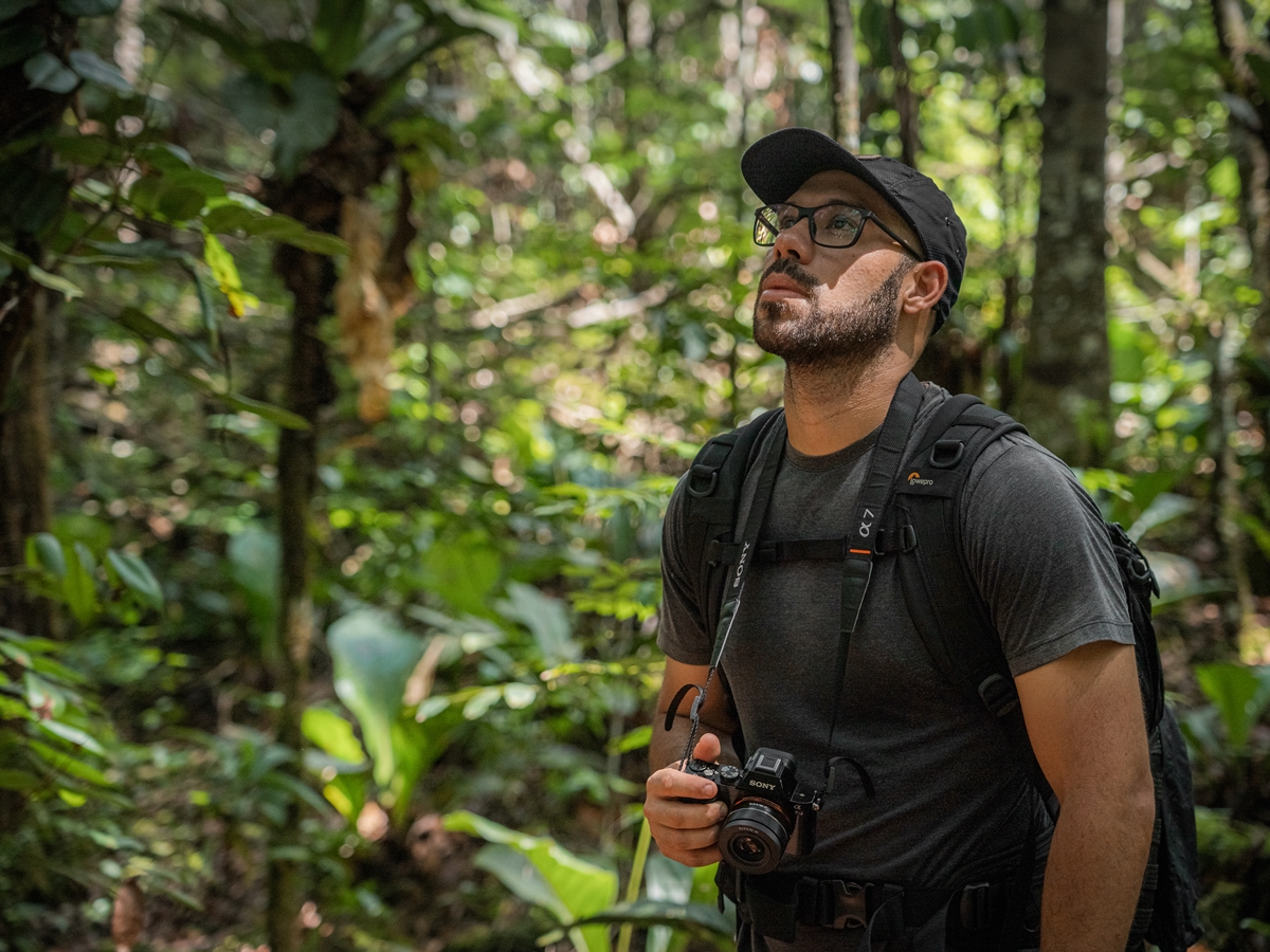 Juan Diasparra admirando la selva de la Amazonía en el Parque Nacional Canaima