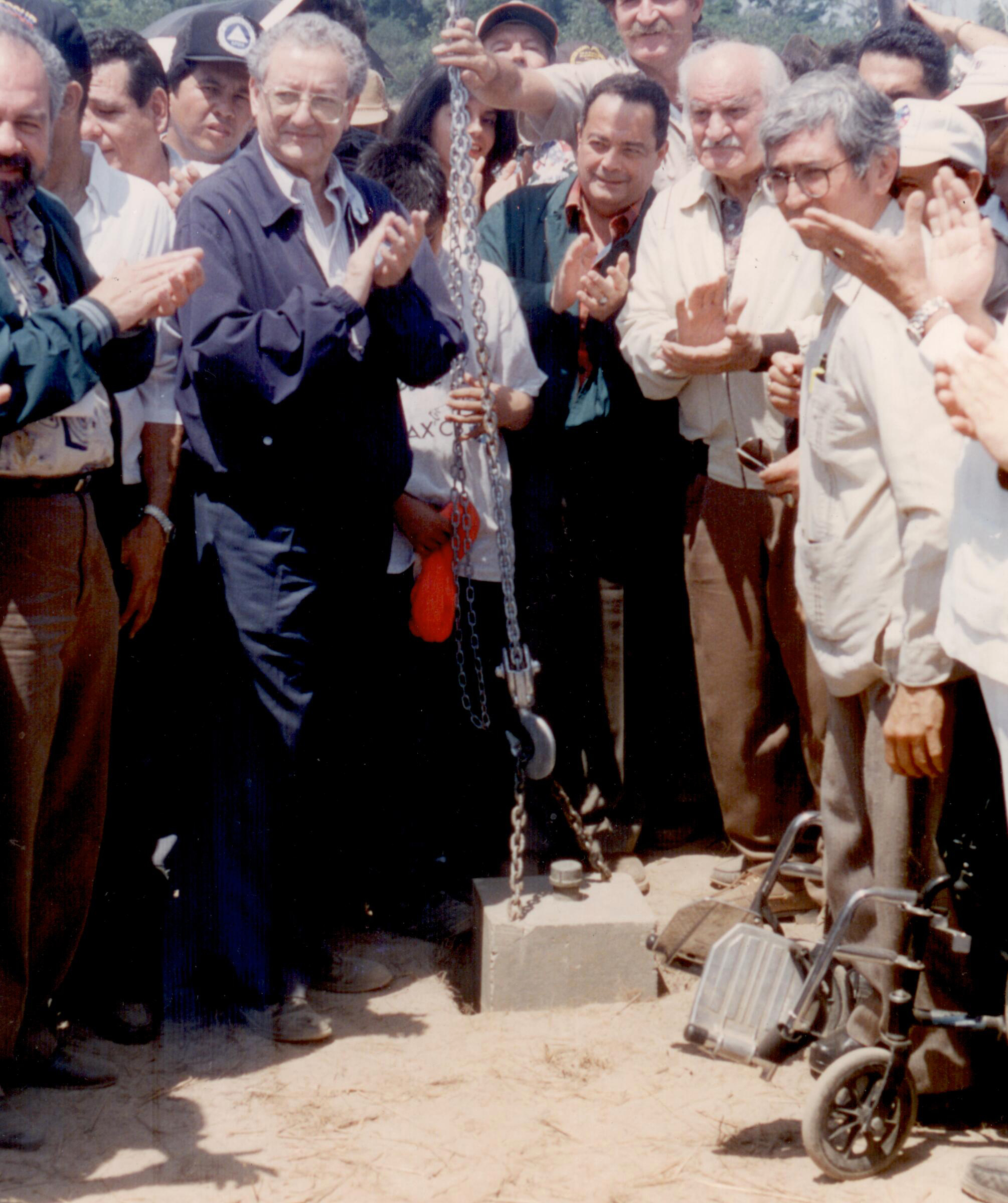 POMPEYO MÁRQUEZ EN ACTO PRIMERA PIEDRA DE CIUDAD SUCRE, 5 DE FEBRERO DE 1995, ARCHIVO FAMILIAR