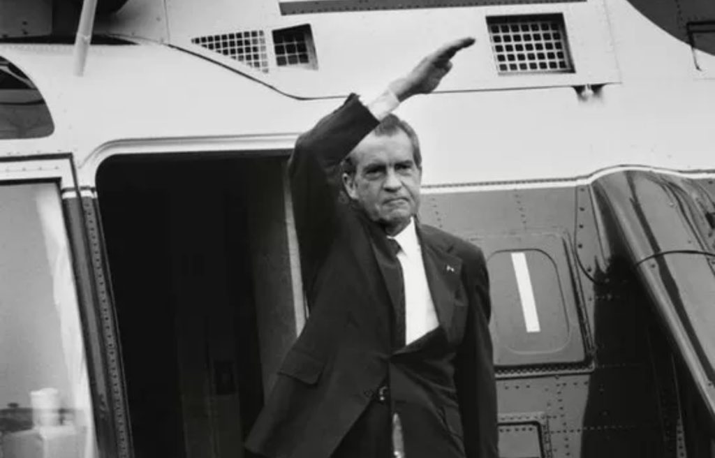 Las investigaciones por el caso de Watergate forzaron la renuncia de Richard Nixon, quien en agosto de 1974 prefirió dimitir antes de ser destituido. Getty Images 